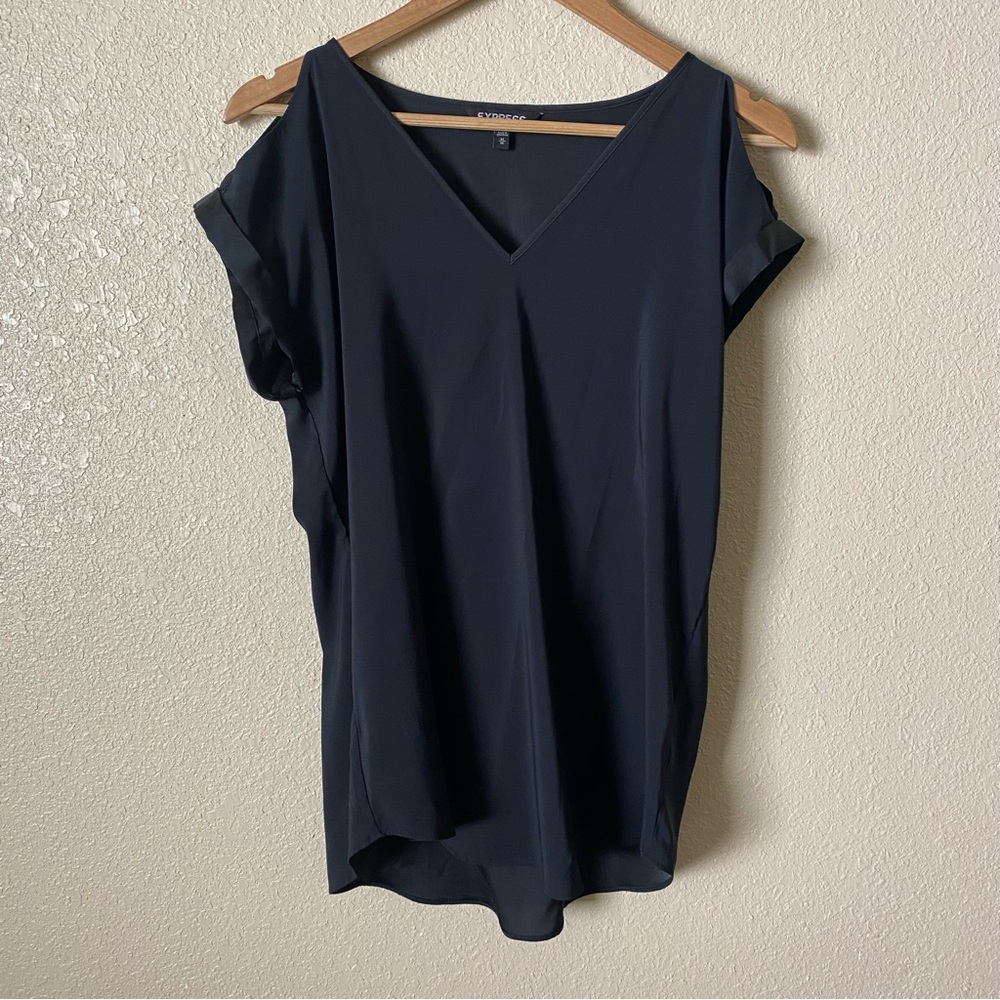 Elegant Black V-Neck Cold Shoulder Women's Top - Picture 2 of 5